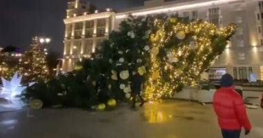 سقوط شجرة عيد الميلاد في شارع تفيرسكوي بقلب العاصمة الروسية موسكو.. فيديو