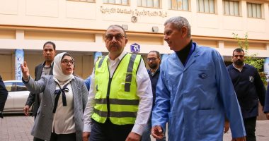 وزير قطاع الأعمال العام يجرى زيارة تفقدية لشركة القاهرة للأدوية.. صور