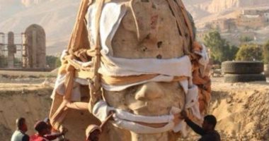 أنظار المشاهدين صوب «ملايين السنين».. الأقصر على موعد مع حدث عالمى غدا.. رفع تمثال لأمنحتب الثالث بعد 3 آلاف سنة وسط الرمال.. المجسم الجديد يزن 60 طنا بارتفاع 10 أمتار.. والملك يظهر جالسا واضعا يديه على فخذيه