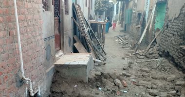 بث حى لما يحدث بقرية جريس فى المنوفية بعد انهيار 8 منازل وإزالة 6 بسبب ماسورة مياه