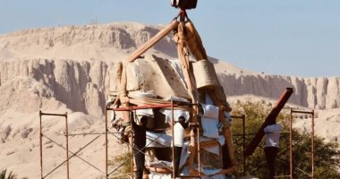 رفع أحد تماثيل الملك أمنحتب الثالث في معبد ملايين السنين