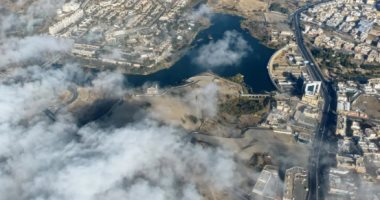 أبها بين الغيوم والضباب.. روعة الأجواء الشتوية في قلب عسير السعودية