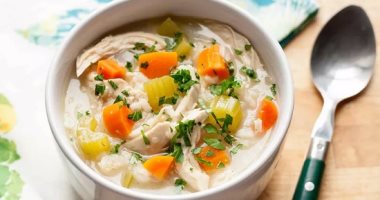 طريقة عمل 4 وصفات لشوربة الفراخ.. حلوة ولذيذة وبتدفي 