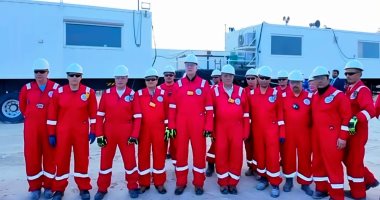 ​وزير البترول يلتقي العاملين بموقع شركة الحديثة للحفر المصرية بالكويت