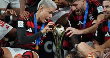 لاعبو فلامنجو مع كأس التحدي