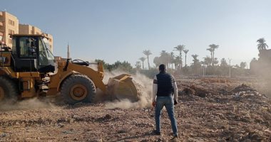 أعمال رفع وتسوية القمامة بجهينة سوهاج