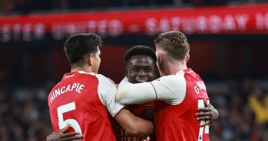 لاعبو أرسنال يحتفلون بهدف الفوز ضد وولفرهامبتون