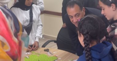 إيه الرسم الحلو ده.. رئيس الوزراء يشيد بمواهب فتيات داخل مكتبة مصر العامة