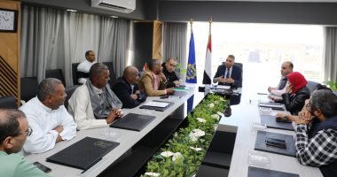 لجنة هندسية لمراجعة وصلات المياه بغرب سهيل بأسوان