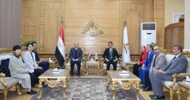 رئيس جامعة بنها يستقبل وفدًا من جامعة هونغ كونغ للتعليم بالصين لبحث التعاون