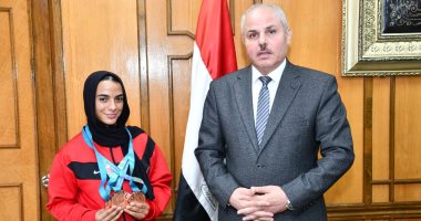 رئيس جامعة القناة يستقبل بطلة رفع الأثقال نورا عصام حلمي ويُشيد بإنجازاتها