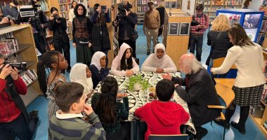 لازلو كراسناهوركاى يلتقى الطلاب بمخيم لاجئين فى ستوكهولم