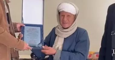 بعد 50 عامًا من الفراق.. طلاب يمنيون يكرمون معلمهم المصرى فى صعيد مصر