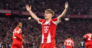 لينارت كارل لاعب بايرن ميونخ يحتفل بالهدف الأول