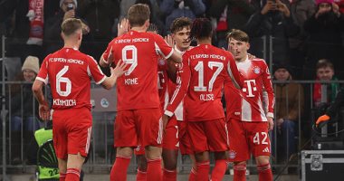 بايرن ميونخ في مباراة ماينز يحتفلون بهدف التقدم
