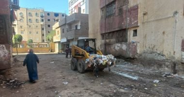 رفع القمامة والمخلفات بشوارع حى غرب سوهاج