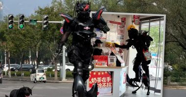 الساعى الحديدى.. صاحب مطعم يرتدى بدلة آلية لتوصيل الطعام فى الصين