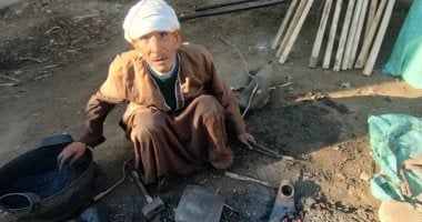 بين نفخ الكير ولهيب النار.. عم حسين نصف قرن فى صناعة الأدوات الزراعية بقنا (صور)