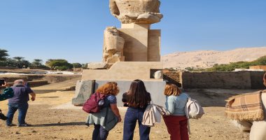 لحظات إسدال الستار عن ترميمات تمثال أمنحتب الثالث غرب الأقصر.. فيديو وصور