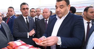 سوق اليوم الواحد يصل منطقة المرج لتوفير السلع  الغذائية .. توفير سيارات متنقلة لإتاحة المنتجات بأسعار مناسبة .. وزير التموين : استمرار التوسع في المبادرة بالمحافظات المختلفة لتخفيف العبء على المواطنين