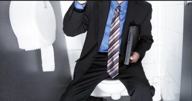 طرد مهندس صينى بسبب فترات راحة طويلة فى الحمام وصلت إلى 4 ساعات