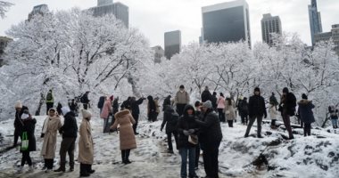 أرض العجائب الشتوية.. تساقط كثيف للثلوج يحول شوارع نيويورك للون الأبيض