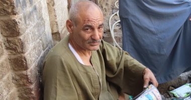 40 سنة بين الصاج والنحاس.. عم أحمد يتجول فى شوارع وأسواق قنا: تعلمت الصنعة من والدى