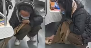 درس فى الأخلاق.. سيدة صينية تنظف شاى مسكوب داخل المترو بملابسها "فيديو"