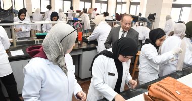 جامعة القناة تتابع انتظام الامتحانات بكليات الصيدلة والعلوم والزراعة والتمريض