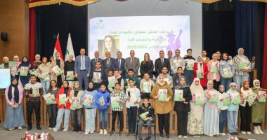 "رئيس البريد" تكرم أبناء العاملين المتفوقين دراسياً على مستوى الجمهورية