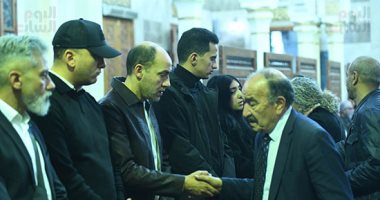 مثقفون وفنانون يقدمون واجب العزاء فى الناشر محمد هاشم بمسجد عمر مكرم