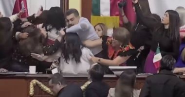 خناقة ستات في قلب برلمان المكسيك ونائبات يقطعن شعر بعضهن.. فيديو