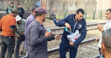 كرم أهالى السفاينة.. توزيع مياه وعصائر على العمال أثناء صيانة الخط بطوخ (صور)