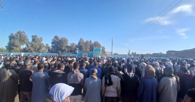 البلد كلها حزينة.. تشييع جثامين 6 أشخاص غرقوا داخل ميكروباص بترعة فى قنا.. فيديو