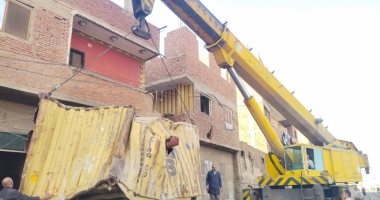 بدء رفع حاويات حادث قطار طوخ.. فيديو