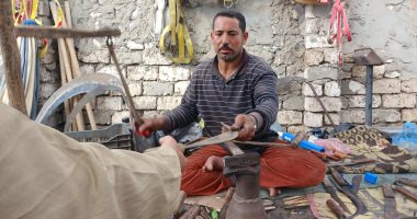 نافخ الكير مهنة تتحدى الانقراض.. عم عوض 30 سنة بين الحديد والنار.. صور