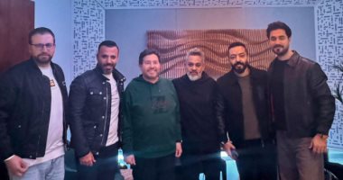 هاني شاكر وفريق عمل أغنية إلا أنا وياك 