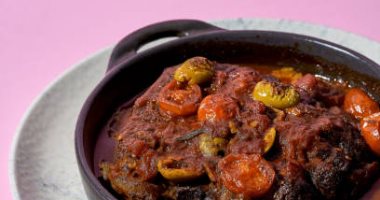 طريقة عمل طاجن العكاوى بالبصل والفلفل 