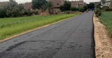 محافظ سوهاج يتابع أعمال رصف طريق المساعيد بأولاد يحيى