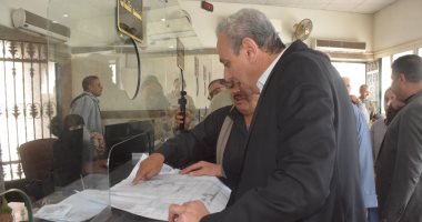 محافظ الغربية يتابع الخدمات بالمركز التكنولوجى ويستقبل المواطنين على شبابيك الخدمة