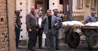 محافظ الدقهلية يتفقد شوارع قرية دنجواى ومشكلة الصرف الصحى ويوجه بحل الأزمة