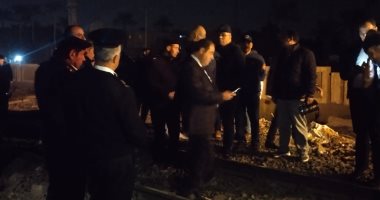 محافظ القليوبية ومدير الأمن ينتقلان لموقع سقوط حاويات من على قطار بطوخ