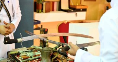 حرفة صناعة السيوف العربية.. رمز للتراث والإبداع فى معرض "حرفة مكة"