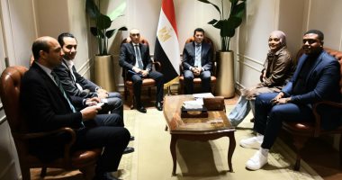 نعمة سعيد لاعبة رفع الاثقال مع وزير الرياضة