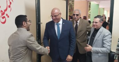 محافظ القليوبية يتابع عملية التصويت باللجان والناخبات تستقبله بالزغاريد
