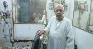 ورث الصنعة وحافظ عليها.. رحلة عم ناجى المزين مع 60 عاما بين المقص والموس
