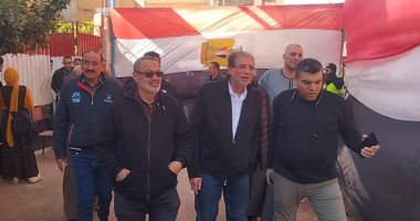 خالد يوسف يدلى بصوته فى انتخابات مجلس النواب بالقليوبية
