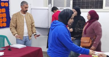 استمرار توافد الناخبين في المطرية قبل ساعات من غلق باب التصويت باليوم الأول.. صور 