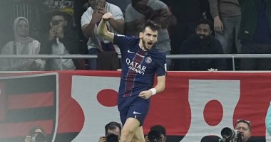 كفاراتسخيليا لاعب باريس سان جيرمان يحتفل بتسجيل الهدف