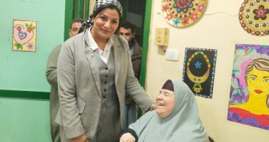 رئيسة لجنة فرعية بكفر شكر تساعد سيدة كفيفة على الإدلاء بصوتها بالانتخابات